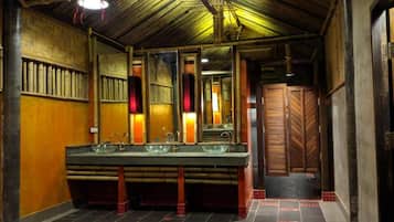 Basic Shared Dormitory | Bilik Mandi | Pancuran mandi, tuala disediakan