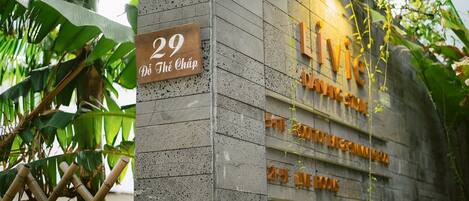 Une façade d’immeuble avec une enseigne indiquant le numéro de pièce 29 et le nom « LIVES ».