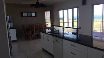 Casa, 3 dormitoris, 2 banys, vistes a la piscina | Cuina privada | Frigorífic gran, microones, forn i placa de cuina