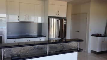Ferienhaus, 3 Schlafzimmer, 2 Bäder, Poolblick | Eigene Küche | Großer Kühlschrank, Mikrowelle, Ofen, Herdplatte