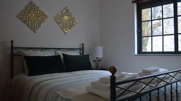3 bedrooms, desk, soundproofing, iron/ironing board