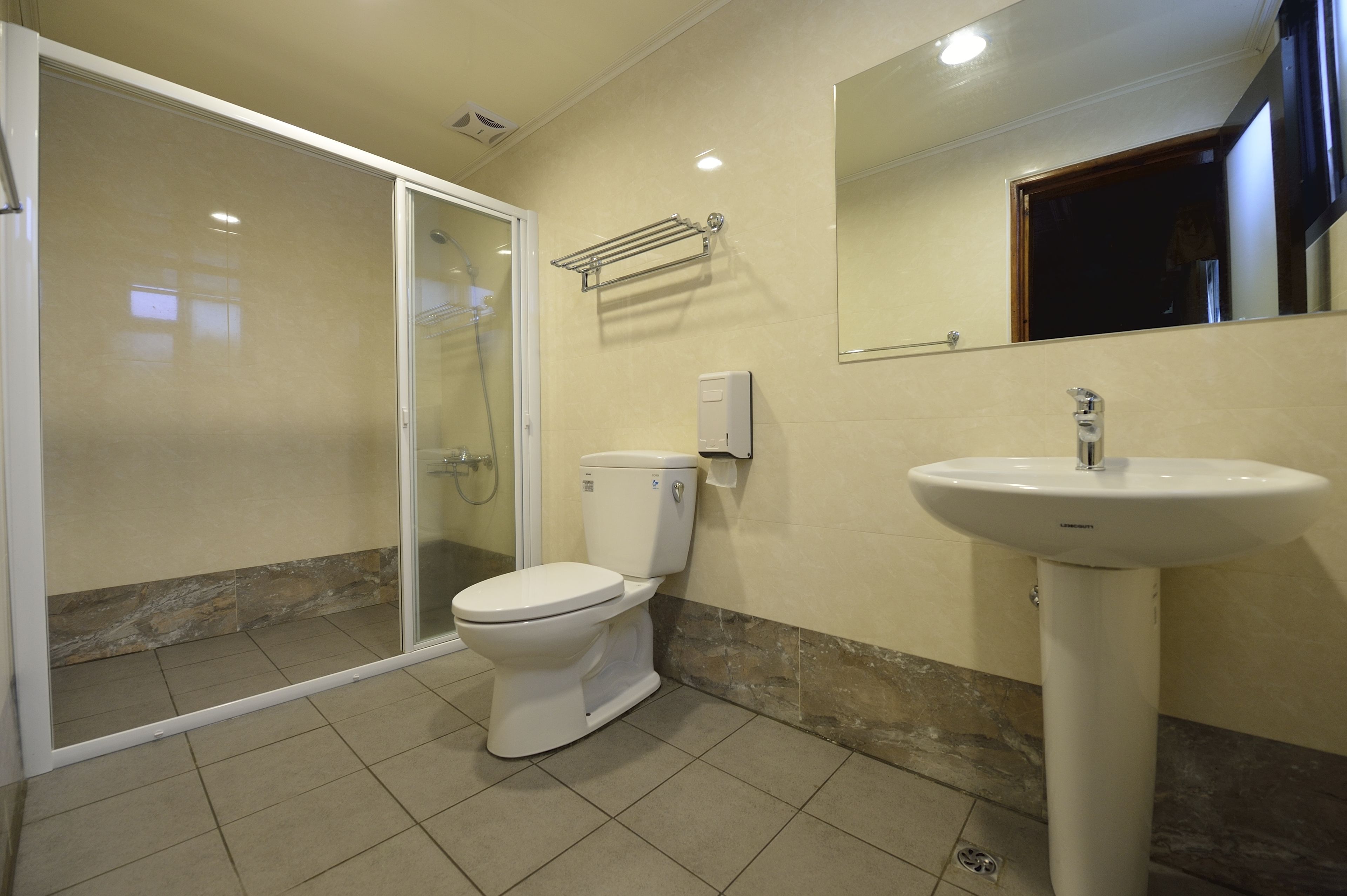 standard double room, 1 double bed | bathroom | shower, free toiletries, hair dryer, slippers
