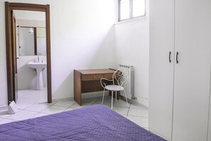 1 bedroom, bed sheets - N202 - Numana, large two-room apartment with porch (Numana)