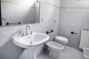 تجهيزات دش، مراحيض شطف، مناشف