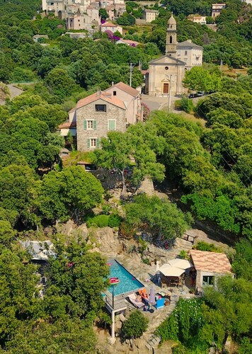 Charming house with sea view, swimming pool and 10 minutes walk from the beach.