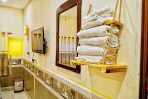 Soundproofing, free WiFi, bed sheets - Sunny Hostel (Can Tho)