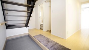 Ein modernes Interieur mit Treppe, Flur und Badezimmer.