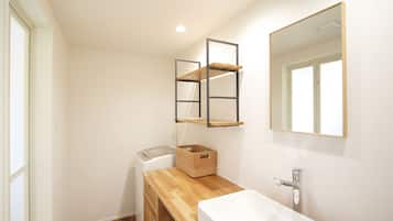 Separate tub and shower, deep soaking tub, free toiletries, hair dryer