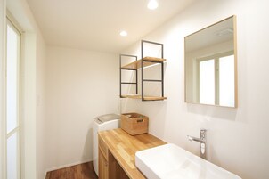 Bañera y ducha independientes, bañera profunda