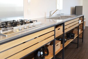 Refrigerador, microondas, placa de cocina, utensilios de cocina