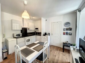 Een koelkast, een magnetron, een oven, een kookplaat