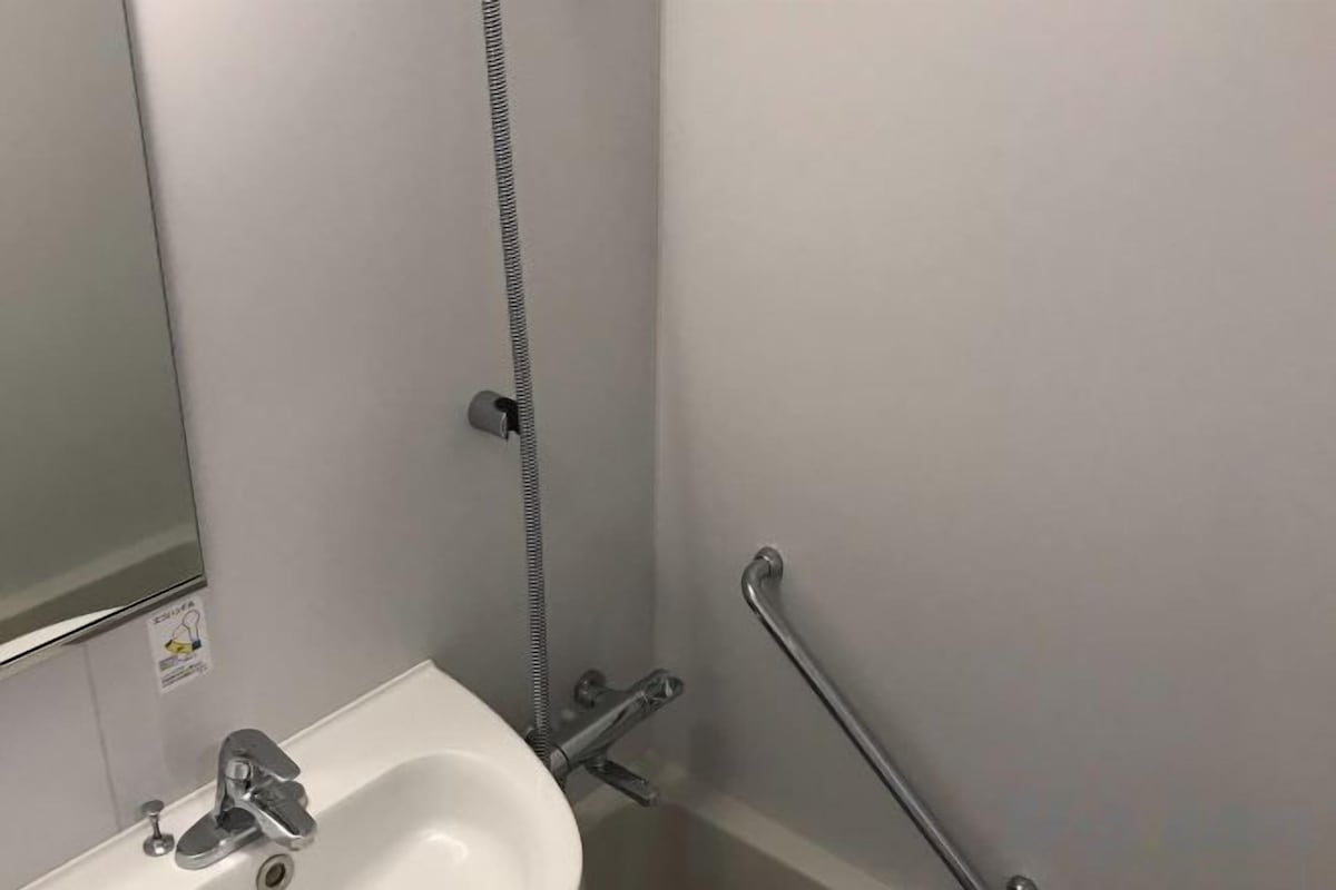 Combined shower/tub, deep soaking tub, free toiletries, hair dryer