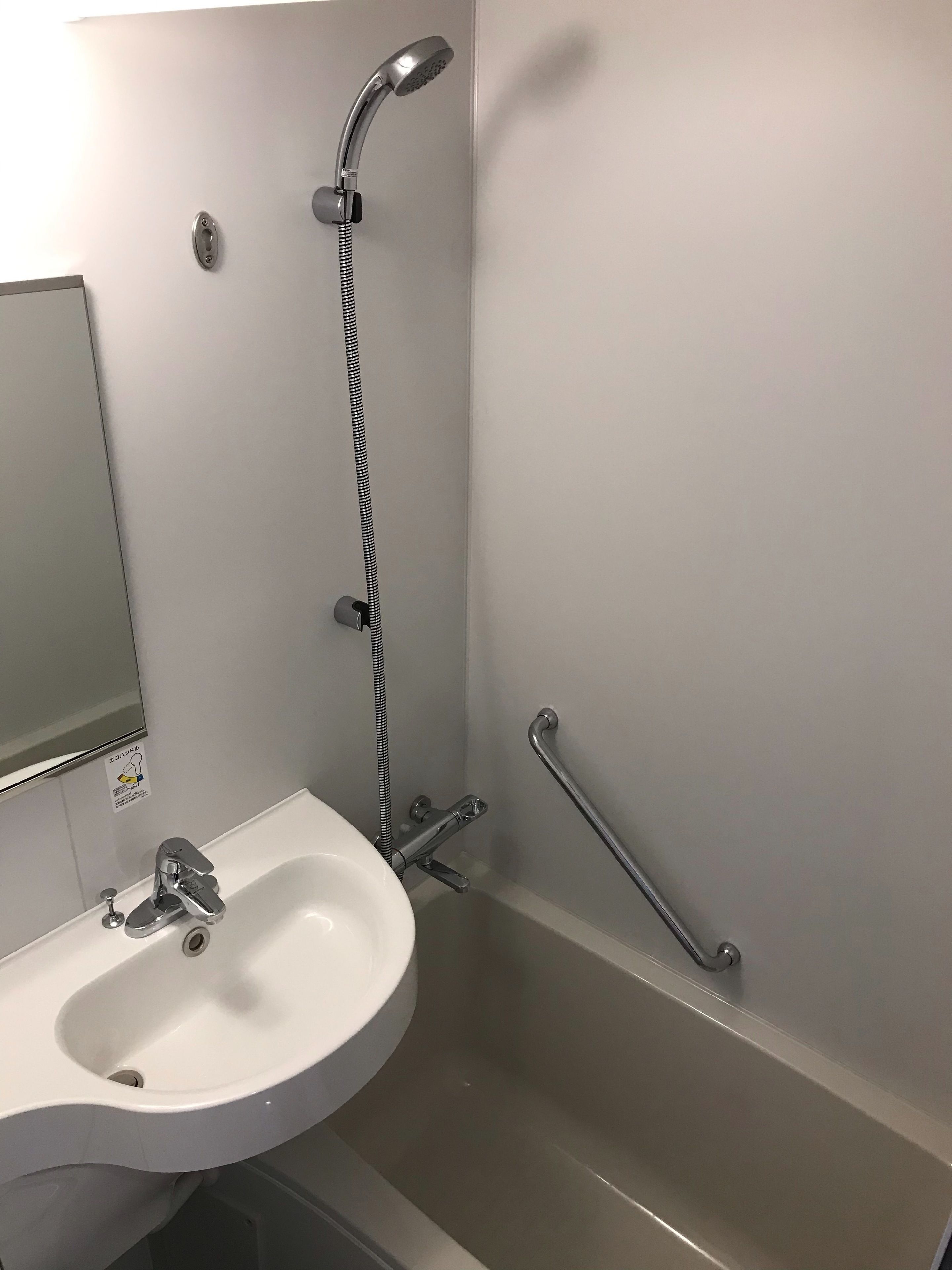 combined shower/bathtub, deep-soaking bathtub, free toiletries