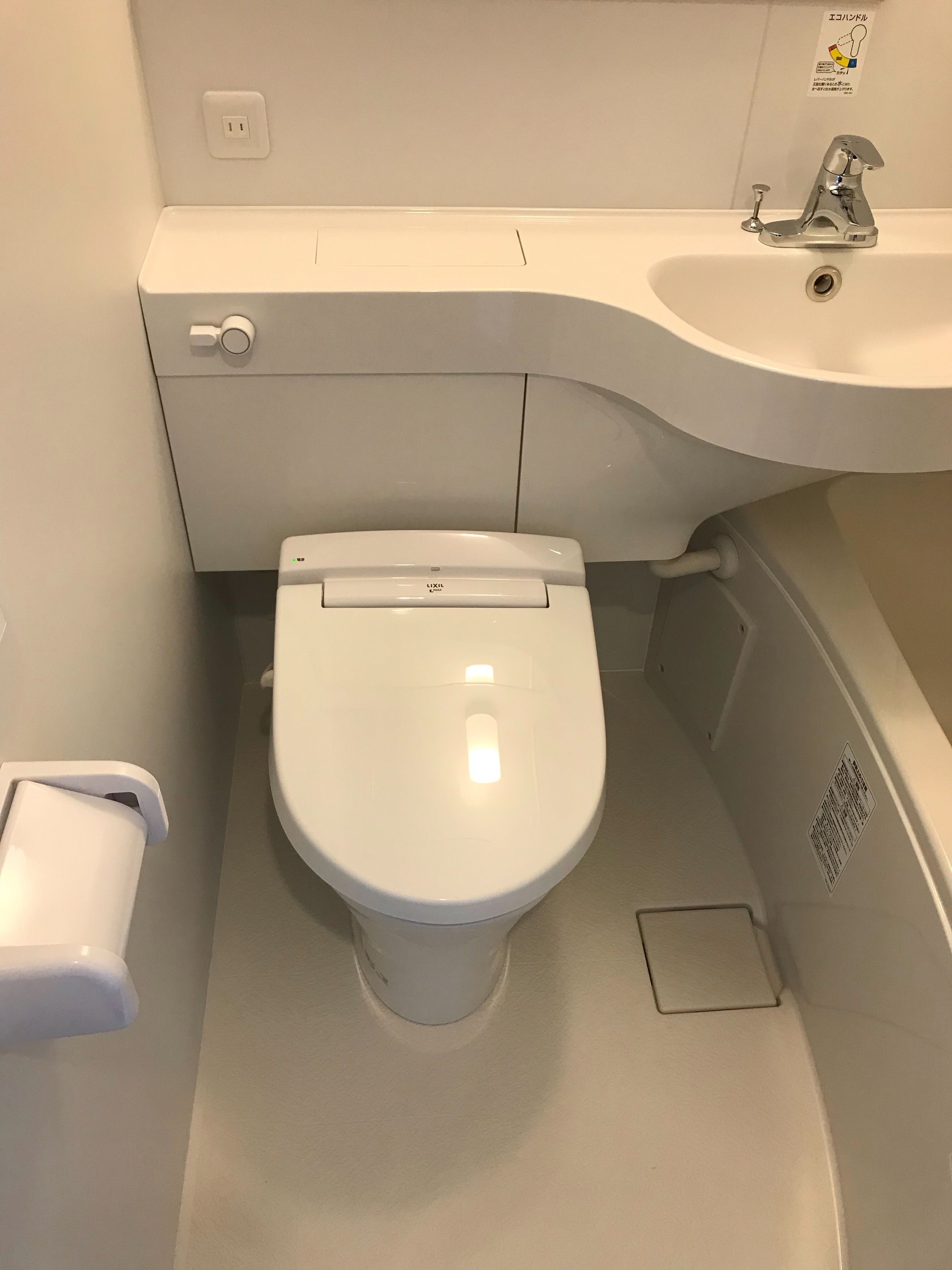 combined shower/bathtub, deep-soaking bathtub, free toiletries