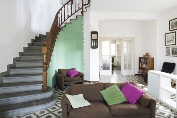 Smart TV, chimenea y libros 
