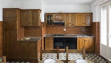 Frigorifero, microonde, forno, piano cottura