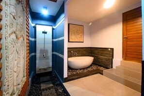 Balinese Suite with Bathtub | Badeværelse | Bruser, brusehoved med spredningseffekt, gratis toiletartikler