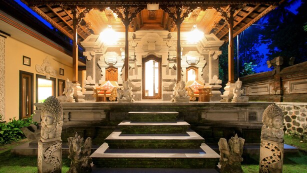 A temple with a central altar, stone statues, and a staircase leading up to it. - Asli Bali Villa (Bangli)