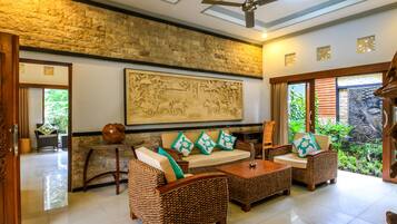Family Suite with Bathtub | 1 bedroom, desk, laptop workspace, soundproofing