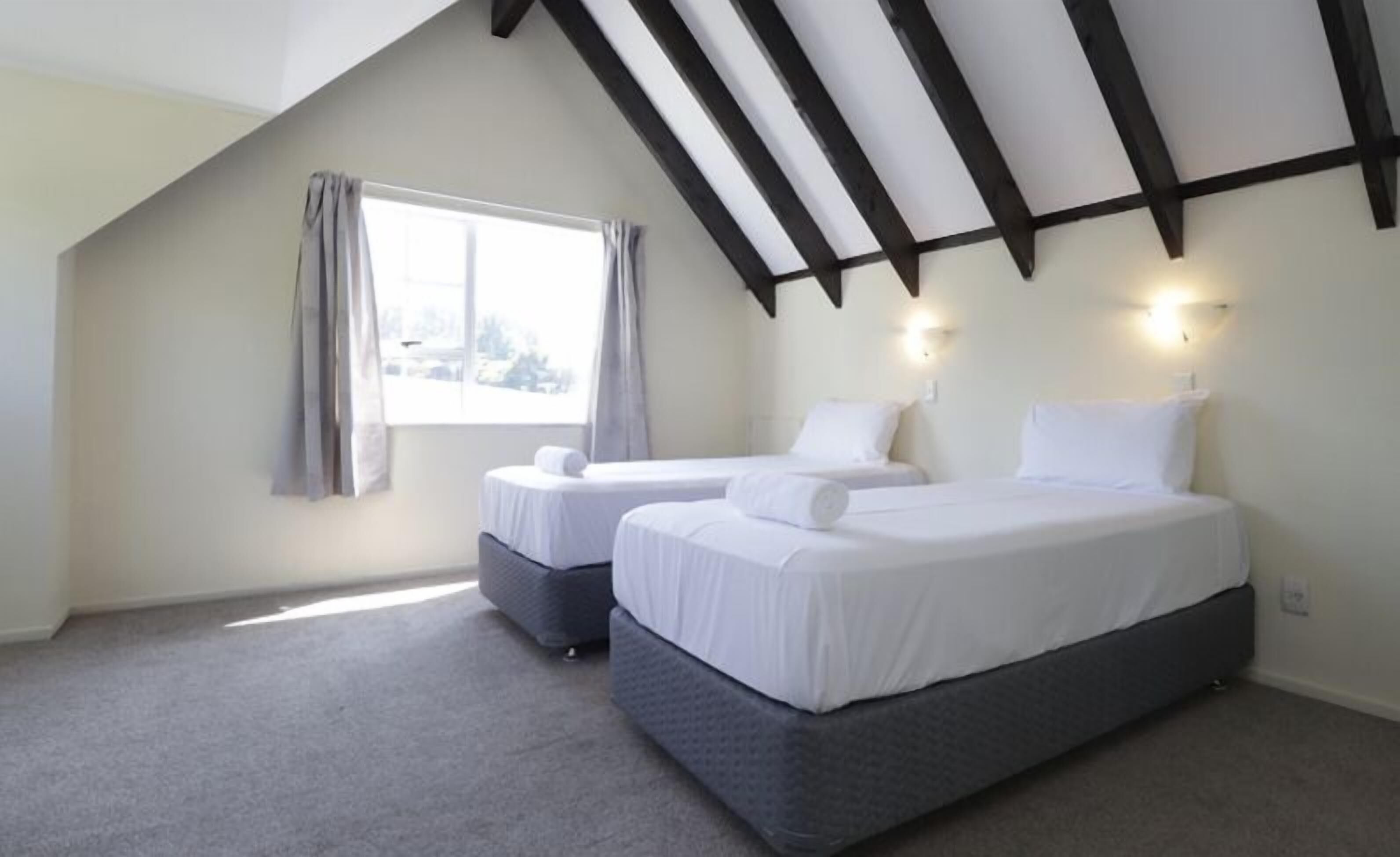 Iron/ironing board, bed sheets