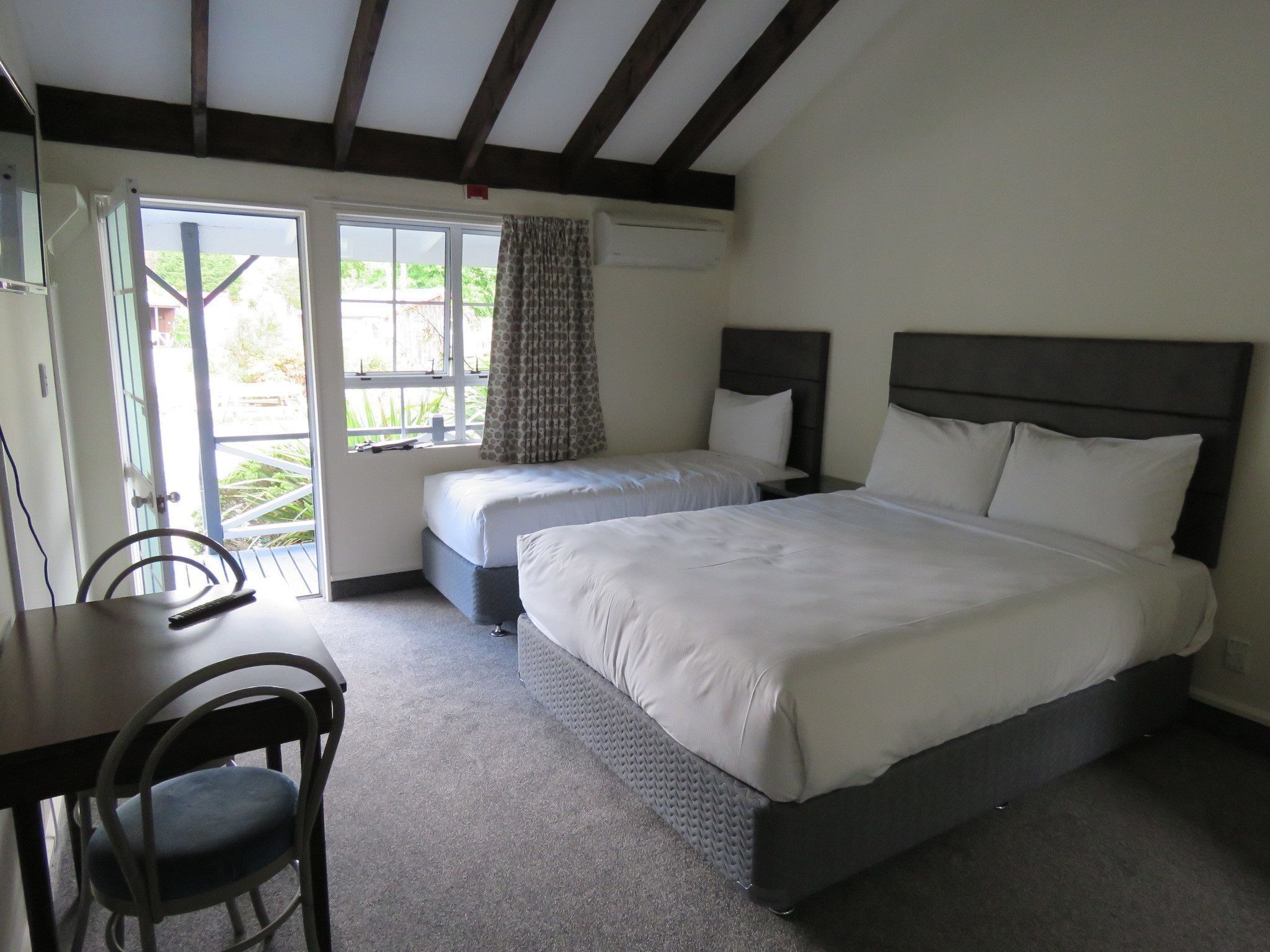 Iron/ironing board, bed sheets