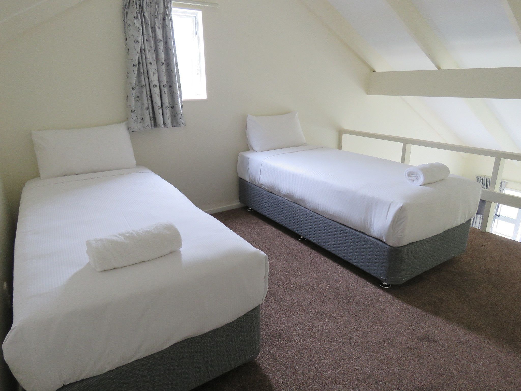Iron/ironing board, bed sheets