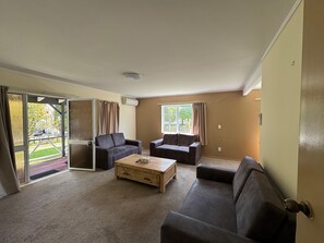 Chaumière familiale, 3 chambres | Aire de séjour | Téléviseur à écran plat