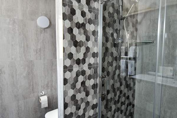 Superior Chalet | Bathroom shower