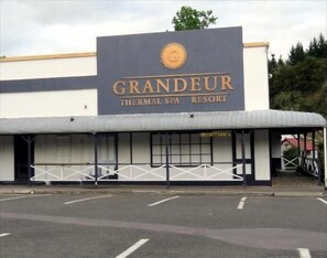 A building with a sign reading "GRANDEUR THERMAL SPA RESORT". - Grandeur Thermal Spa Resort (Taupo)