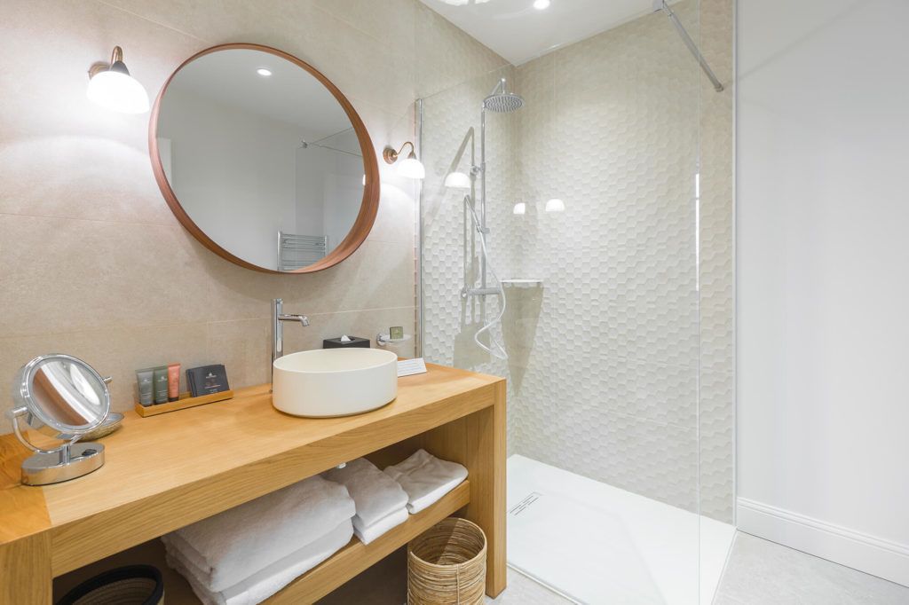 classic double room | bathroom | free toiletries, hair dryer, slippers, towels