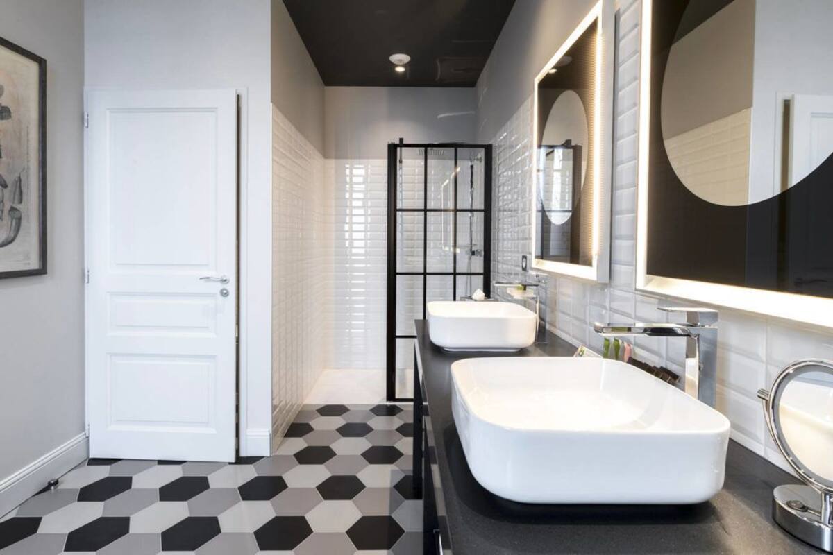 comfort double room | bathroom | free toiletries, hair dryer, slippers, towels