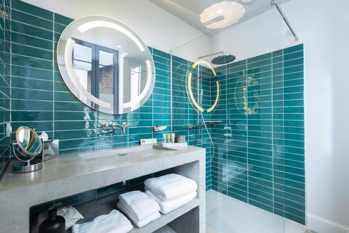 classic double room | bathroom | free toiletries, hair dryer, slippers, towels