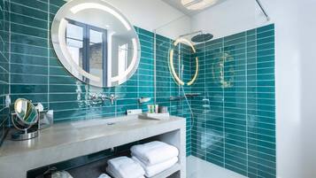 Classic-Doppelzimmer | Badezimmer | Kostenlose Toilettenartikel, Haartrockner, Hausschuhe, Handtücher