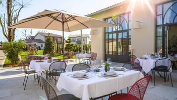 Déjeuner et dßner servis sur place, spécialités Cuisine régionale