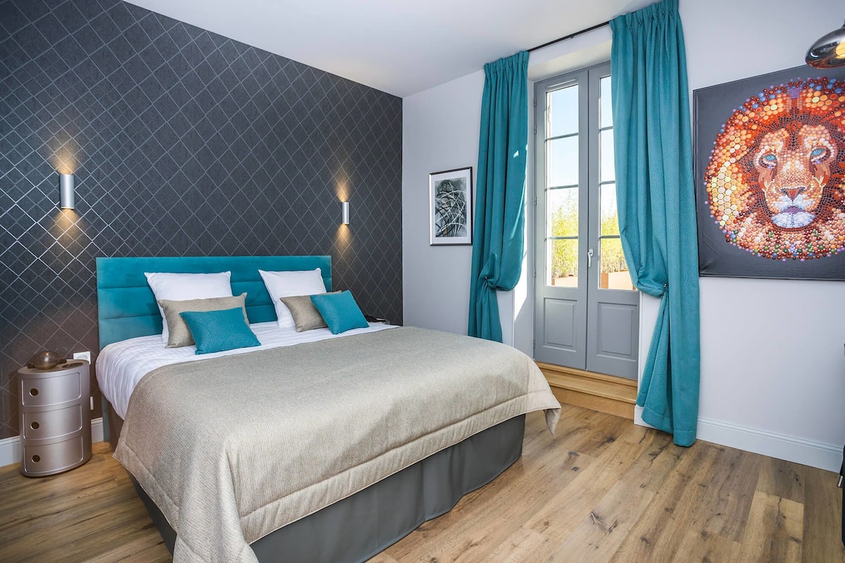 classic double room | in-room safe, individually decorated, individually furnished, desk