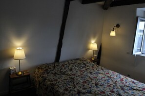 2 bedrooms, desk, iron/ironing board, free WiFi - Historic Towers, completely renovated apartment (Tours)