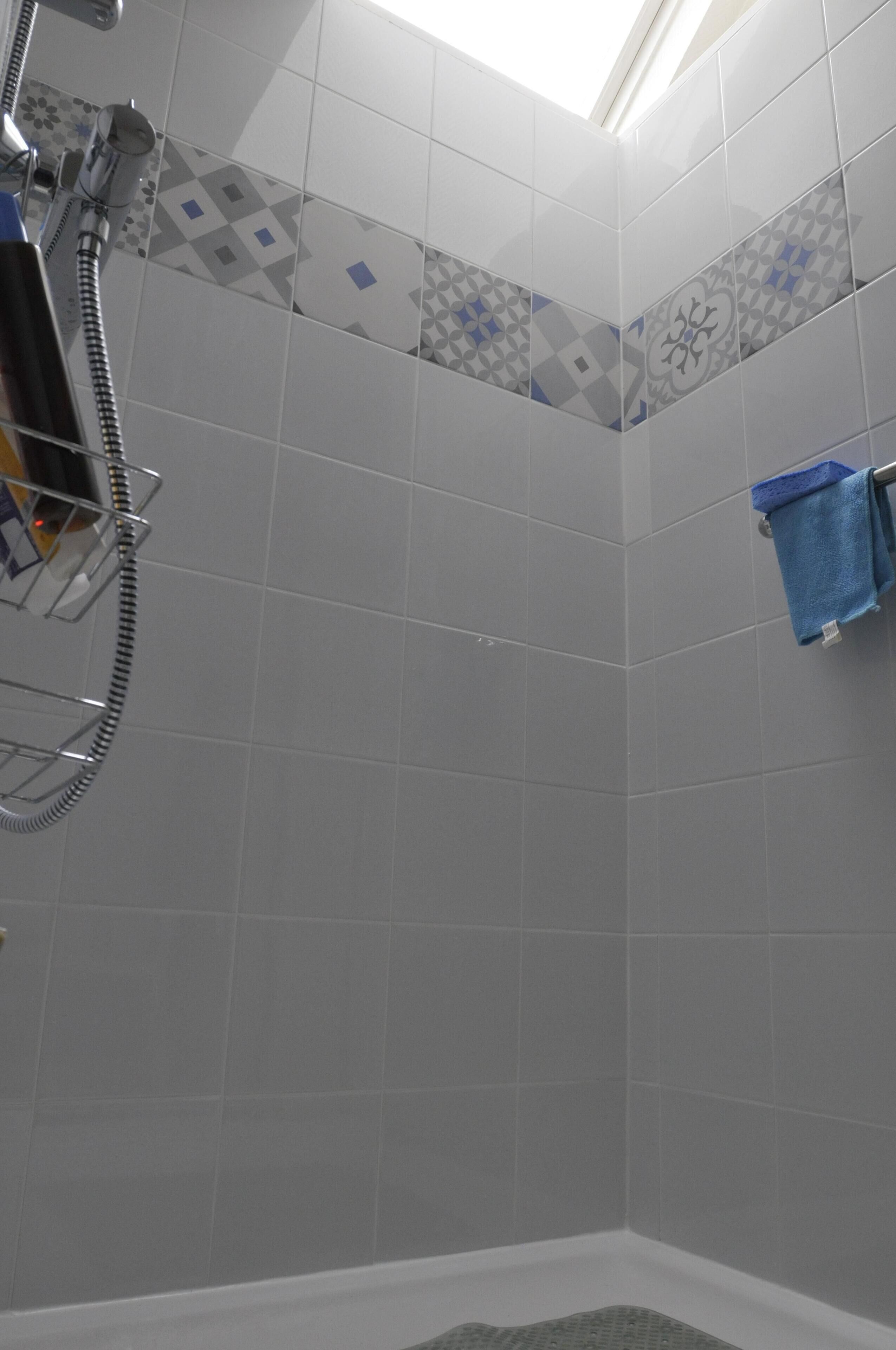 Douche, sèche-cheveux, serviettes fournies, savon