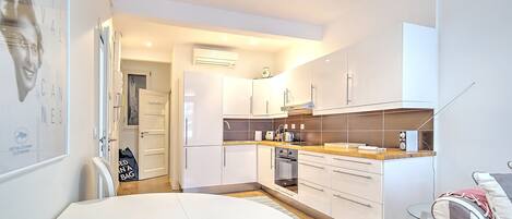 Fridge, oven, stovetop, coffee/tea maker