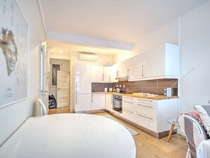 Kylskåp, ugn, spishäll och kaffe- och tebryggare