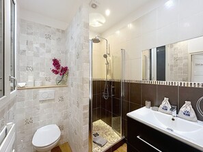 Dusche, Haartrockner, Handtücher