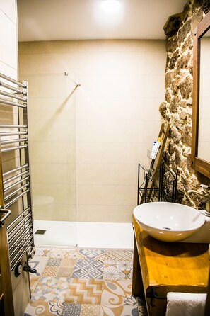 House, 3 Bedrooms, Terrace, City View | Bathroom | Shower, hair dryer, towels, soap - A Casa da Igrexa (Ribadavia)