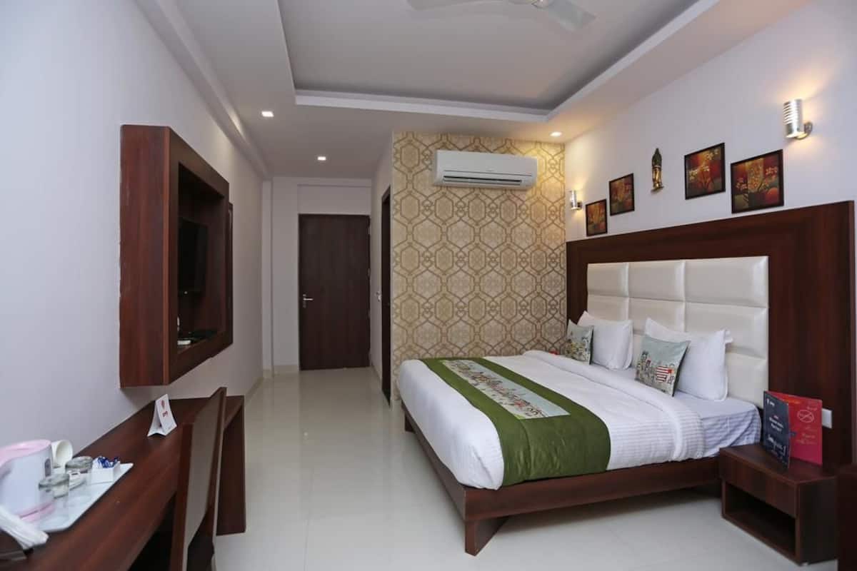 Exclusive Triple Room, 1 Bedroom | Soundproofing, iron/ironing board, free WiFi, bed sheets