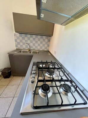 Réfrigérateur, un four, surface de cuisson, cafetiÚre-théiÚre