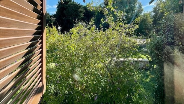 A wooden pergola structure with a view of a garden area. - Apartment with Garden View (Lecce)