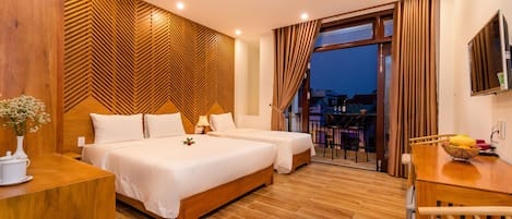 Kamar Triple Deluks, balkon, pemandangan kota | 1 kamar tidur, minibar, meja kerja, dan ruang kerja ramah laptop