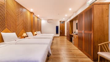 Suite familiar, balcón, vista a la ciudad | 1 habitación, minibar, escritorio y espacio para trabajar con laptop