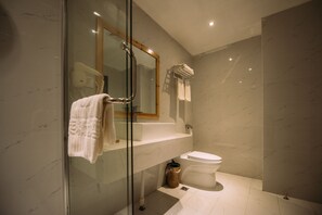 อ่างอาบน้ำและฝักบัวแยกจากกัน, อ่างอาบน้ำแบบหัวเจ็ต, เรนชาวเวอร์