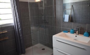 Dusche, Haartrockner, Handtücher