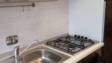 Frigorifero, forno, piano cottura, macchina per tè/caffè