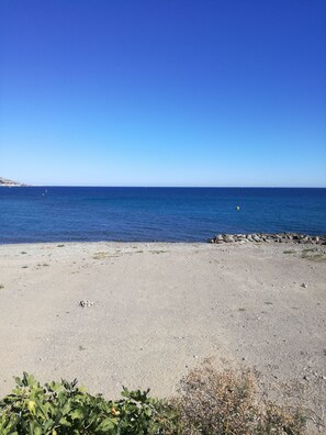 Sur la plage, serviettes de plage